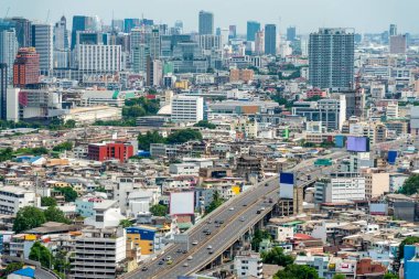 Metropolis şehir merkezindeki şehir manzarası ve yüksek binalar