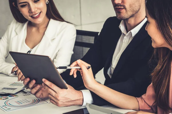 Empresarios y empresarias que trabajan en el cargo. — Foto de Stock