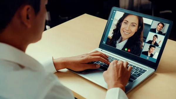Videosamtal affärsmän möte på virtuell arbetsplats eller fjärrkontor — Stockfoto