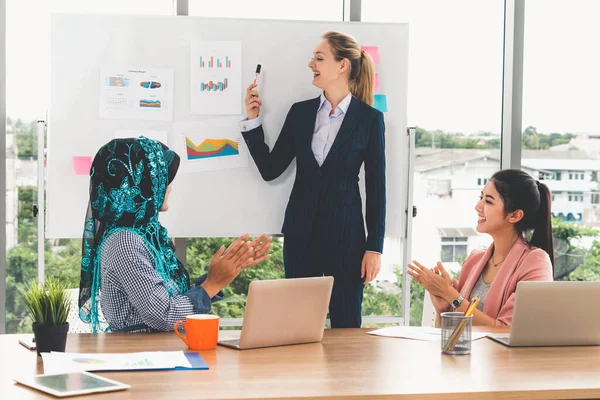 Grupo de trabalho multicultural na reunião de trabalho em equipa. — Fotografia de Stock