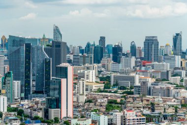 Metropolis şehir merkezindeki şehir manzarası ve yüksek binalar