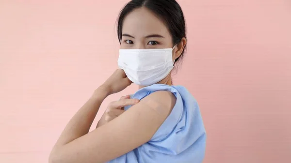 Junge Asiatin zeigt fröhlich COVID-19 Impfverband — Stockfoto