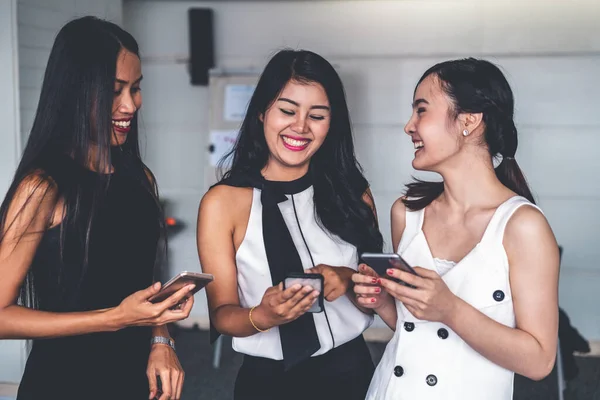 Tres mujeres amigos chatear con el dispositivo de teléfono móvil. —  Fotos de Stock