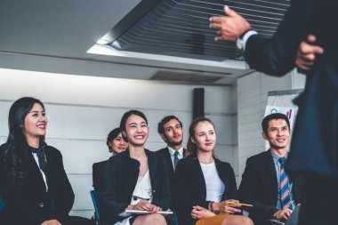 İş adamları ve iş kadınları başarıyı kutluyor.