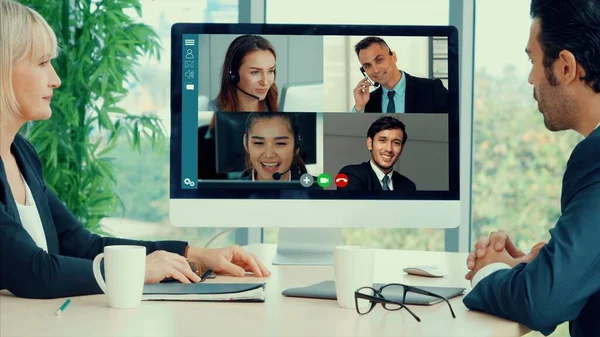 Sanal işyerinde ya da ücra bir ofiste grup iş adamları buluşması