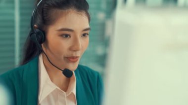 Kulaklık takan iş adamları ofiste aktif olarak çalışıyorlar.