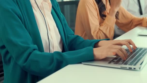 Geschäftsfrau mit Headset arbeitet aktiv im Büro — Stockvideo