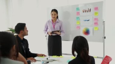 İş kadını, iş projesinde yeterlilikle yer alırsa ekipten kutlamalar aldı