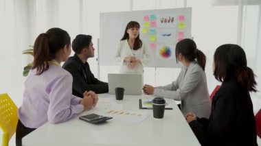 İş kadını, iş projesinde yeterlilikle yer alırsa ekipten kutlamalar aldı