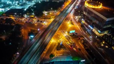 Metropolis şehir merkezinde gece vakti yoğun karayolu kavşağında zaman aşımı