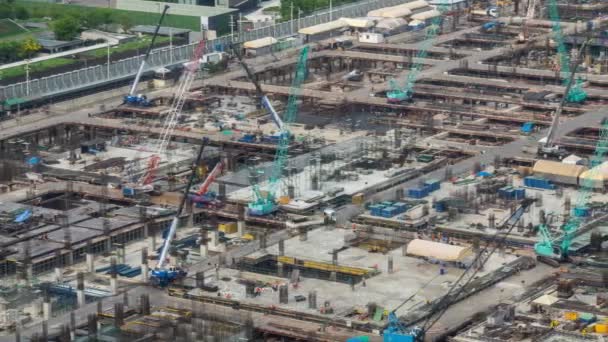Lapso de tempo de canteiro de obras com maquinaria de construção pesada em metrópole — Vídeo de Stock