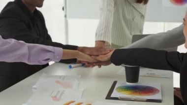 İş adamları proje başarısını ofis işyerinde başarıyla kutladılar