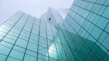 Yerden yukarıya bakan modern yüksek katlı ofis binasının zaman aralığı