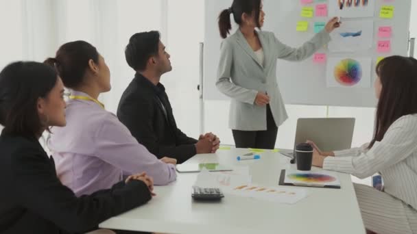 Empresaria hábilmente presente proyecto de trabajo recibe celebraciones del equipo — Vídeos de Stock