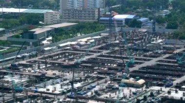 Metropolis 'te ağır inşaat makineleri olan büyük bir şantiye.