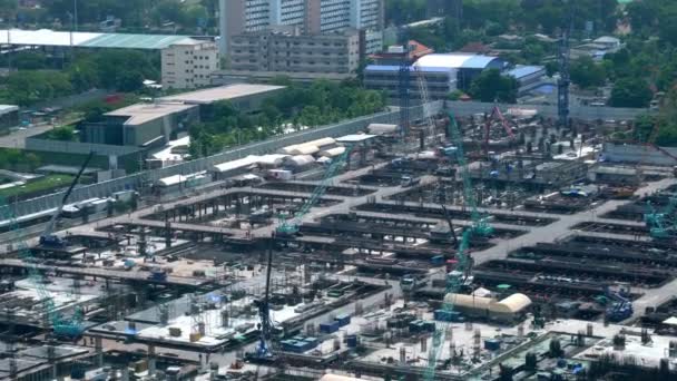 Grande canteiro de obras com maquinaria de construção pesada em metrópole — Vídeo de Stock