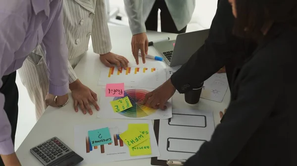 Empresários discutem proficientemente o projeto de trabalho na mesa de reuniões — Fotografia de Stock