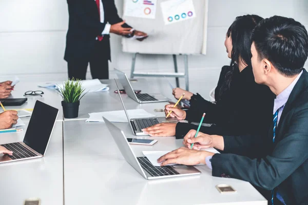 Senior leider spreker spreekt tot mensen publiek. — Stockfoto