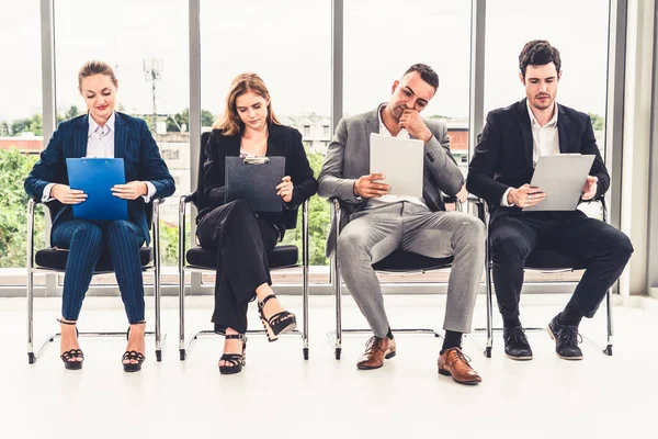 Geschäftsfrauen und Geschäftsleute warten auf Vorstellungsgespräch. — Stockfoto