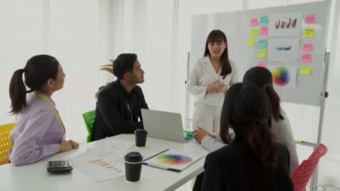 Yetenekli iş kadını takım liderinin iş projesi sunumu