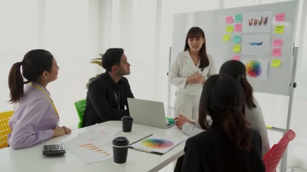 Presentación del proyecto empresarial a cargo de una experta empresaria líder de equipo — Vídeos de Stock