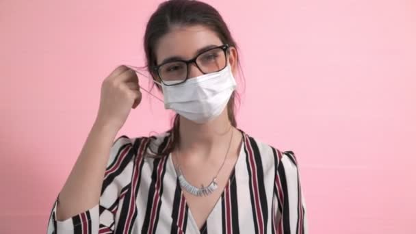 Mujer joven quitarse la máscara de la cara eliminación de la cara — Vídeos de Stock