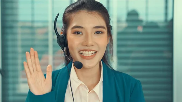 Vidéo caméra d'appel de la femme d'affaires parle activement en vidéoconférence — Photo