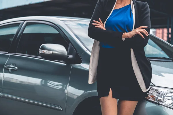 Mujer de negocios de confianza de pie junto al coche. — Foto de Stock