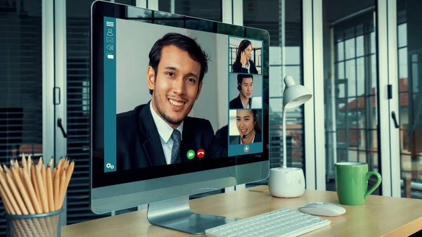 Videollamada reunión de gente de negocios en el lugar de trabajo virtual u oficina remota —  Fotos de Stock