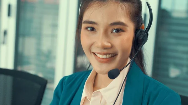 戴着耳机在办公室积极工作的女商人 — 图库照片