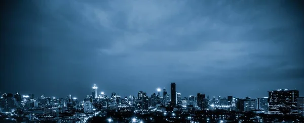 Paisagem urbana com filtro azul e edifícios altos no centro da cidade de metrópole — Fotografia de Stock