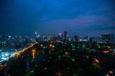 Metropolis şehir merkezinde gece manzarası ve yüksek binalar