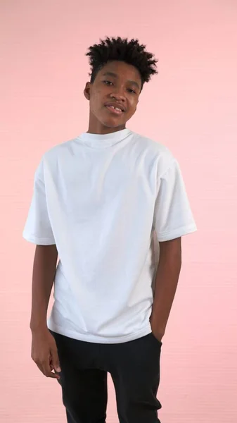 Portrait de jeune adolescent afro-américain posant joyeusement en studio — Photo