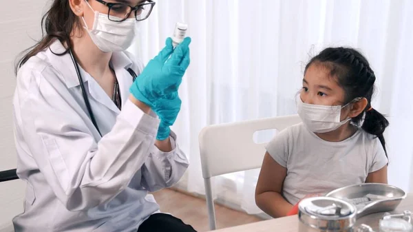 Niña de la escuela visita al hábil médico en el hospital para vacunarse — Foto de Stock