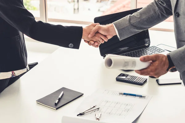 Empresário handshake empresária no escritório. — Fotografia de Stock