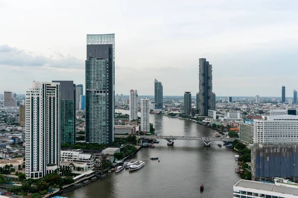 Paysage urbain et immeubles de grande hauteur dans le centre-ville de la métropole — Photo