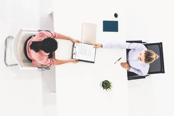 Duas jovens empresárias se reúnem para entrevista. — Fotografia de Stock