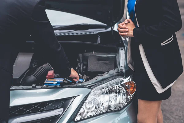 Uomo aiuto donna risolvere il problema auto. — Foto Stock