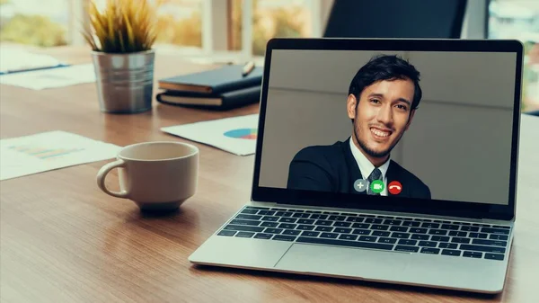 Réunion des gens d'affaires par vidéoconférence sur un lieu de travail virtuel ou un bureau distant — Photo