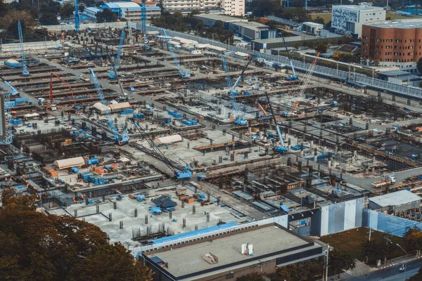 Großbaustelle mit schweren Baumaschinen in Metropolen — Stockfoto