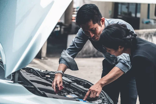 Man helpen vrouw op te lossen de auto probleem. — Stockfoto