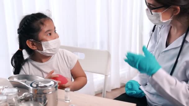 School girl visits skillful doctor at hospital for vaccination — Stock Video