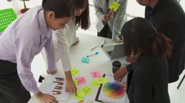 İş adamları iş projesini toplantı masasında yeterince tartıştılar