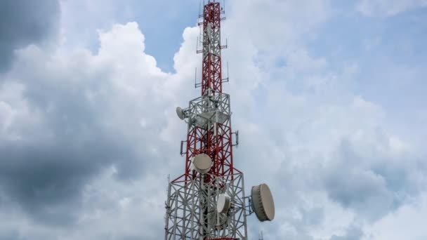 Tid förflutit telekommunikation torn mot himmel och moln i bakgrunden — Stockvideo