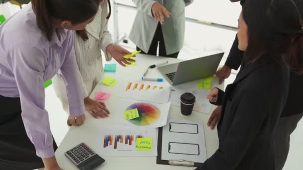 Empresarios discuten hábilmente el proyecto de trabajo en la mesa de reuniones — Vídeo de stock