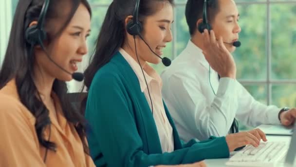 Pessoas de negócios usando fone de ouvido trabalhando ativamente no escritório — Vídeo de Stock