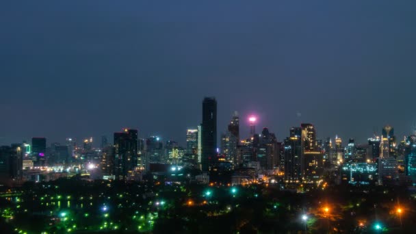 Tempo lapso noite cityscape e arranha-céus edifícios no centro da cidade de metrópole — Vídeo de Stock