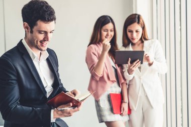 İşadamı iş yerinde kitap okuyor. .