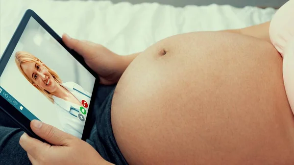 Телемедицина Доктор онлайн видео с беременной женщиной для пренатального ухода — стоковое фото