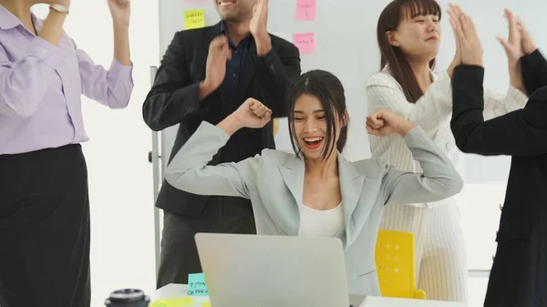 La gente de negocios celebra el éxito del proyecto terminado con competencia — Foto de Stock